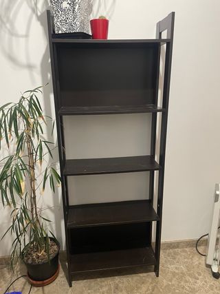 Estantería de madera oscura