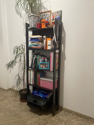 Estantería de madera oscura