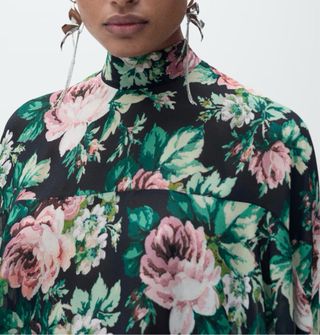 Blusa cuello alto floral manga acampanada