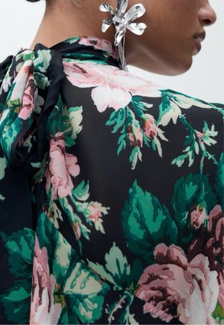 Blusa cuello alto floral manga acampanada