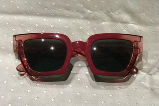 Gafas de sol rosas y rojas