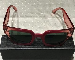 Gafas de sol rosas y rojas