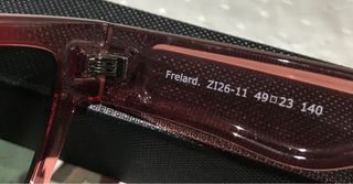 Gafas de sol rosas y rojas