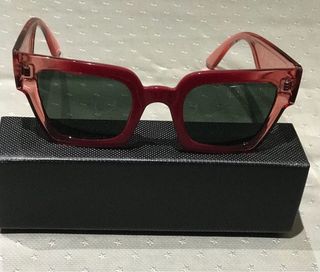 Gafas de sol rosas y rojas