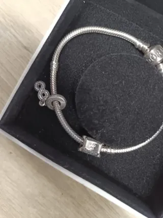 Pulsera Pandora original con charms y caja