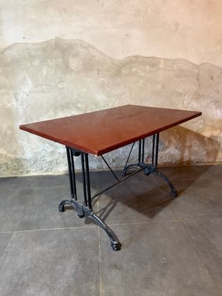 Mesa de madera y metal