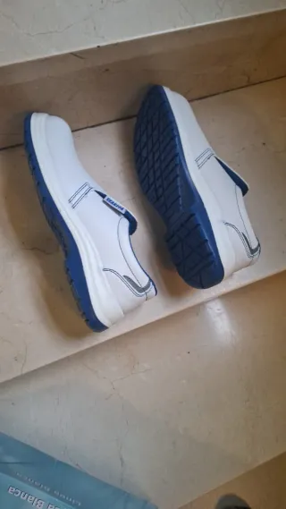 Zapatos de seguridad SKARPA cocina blancos y azule