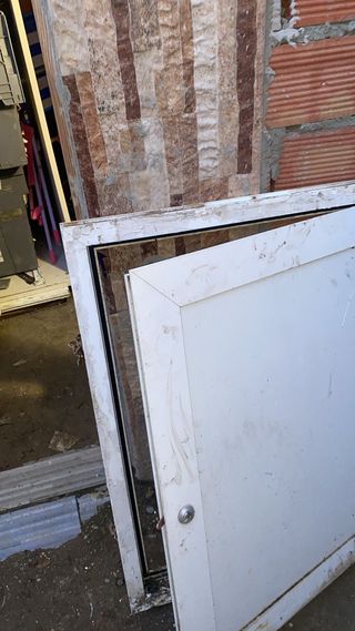 Puerta de aluminio blanca