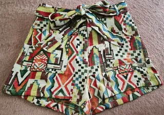 Shorts multicolor con cinturón