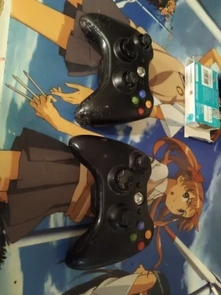 Xbox 360 Slim Negra con Stickers con dos mandos