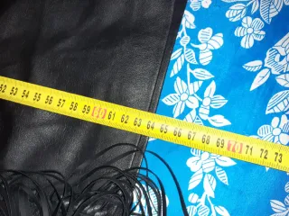 Falda negra con flecos talla 42 buen estado.ver