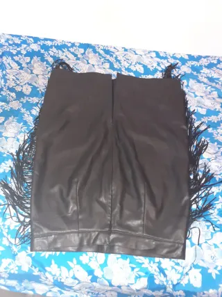 Falda negra con flecos talla 42 buen estado.ver