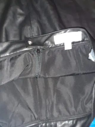 Falda negra con flecos talla 42 buen estado.ver