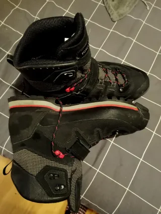 Botas de montaña Forclaz negras y rojas