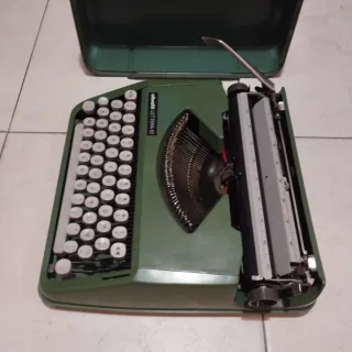 Macchina da scrivere Olivetti Lettera 82