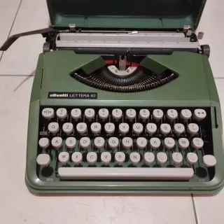 Macchina da scrivere Olivetti Lettera 82