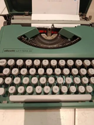 Macchina da scrivere Olivetti Lettera 82