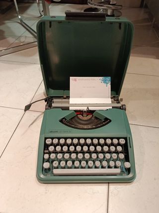 Macchina da scrivere Olivetti Lettera 82