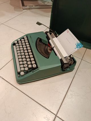 Macchina da scrivere Olivetti Lettera 82