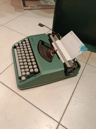 Macchina da scrivere Olivetti Lettera 82