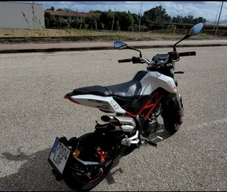 Moto Benelli TNT 125cc Negra y Blanca