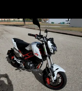 Moto Benelli TNT 125cc Negra y Blanca