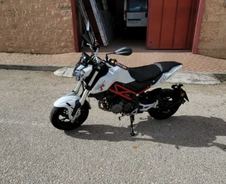Moto Benelli TNT 125cc Negra y Blanca