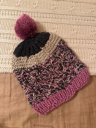 Gorro tejido multicolor con pompón