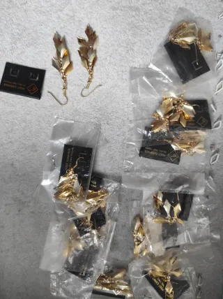 Pendientes largos dorados y plateados