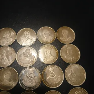 Monedas de plata con personajes