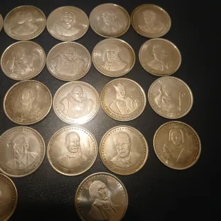 Monedas de plata con personajes