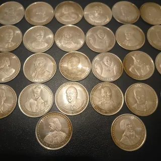 Monedas de plata con personajes