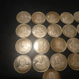 Monedas de plata con personajes