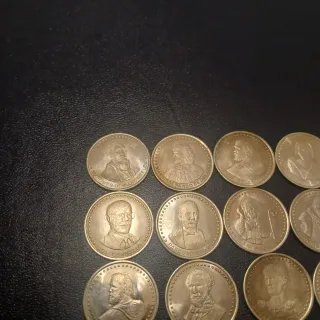 Monedas de plata con personajes