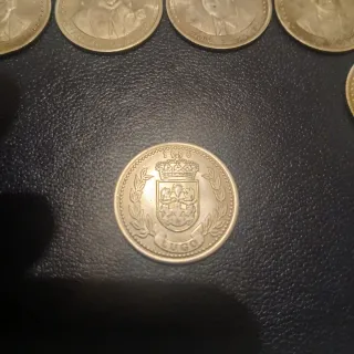 Monedas de plata con personajes