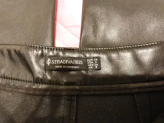 Pantalón efecto piel negro Stradivarius Talla S