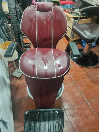 Sillón de barbero rojo y negro