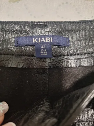 Pantalones Kiabi efecto piel negros
