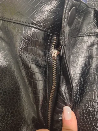 Pantalones Kiabi efecto piel negros