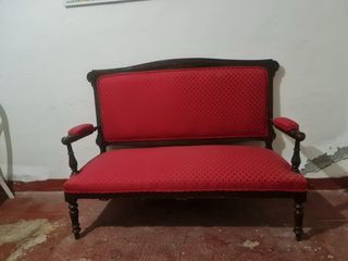 Sofá antiguo tapizado rojo y madera