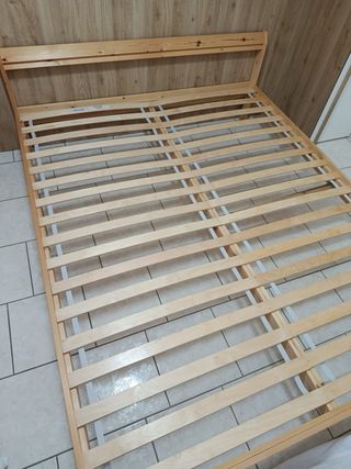Letto matrimoniale IKEA con doghe in legno