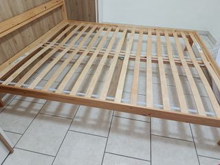 Letto matrimoniale IKEA con doghe in legno