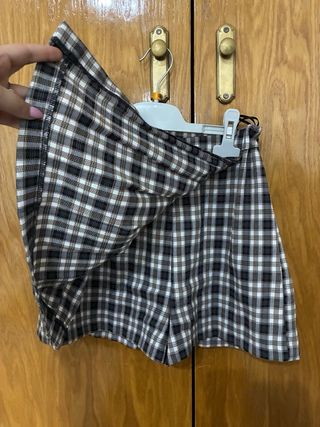 Falda pantalón cuadros blanco, marrón y negro.