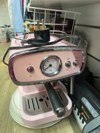 Cafetera rosa estilo retro