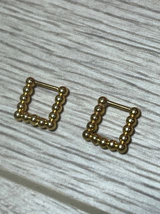 Pendientes de acero con acabado en oro 18kt.