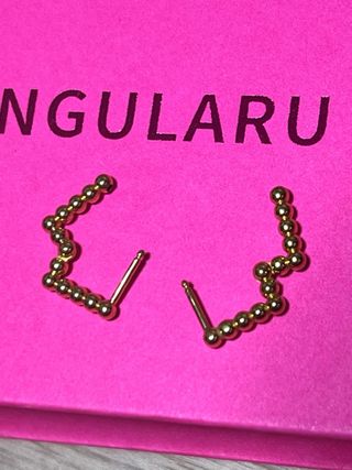 Pendientes de acero con acabado en oro 18kt.