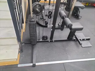 Jalón al pecho y remo Body Solid con placas