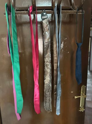 Corbatas verdes y rosas