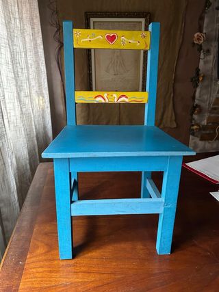 Taburete de madera pintada azul y amarilla