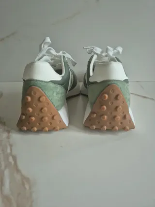 Zapatillas deportivas verdes y blancas